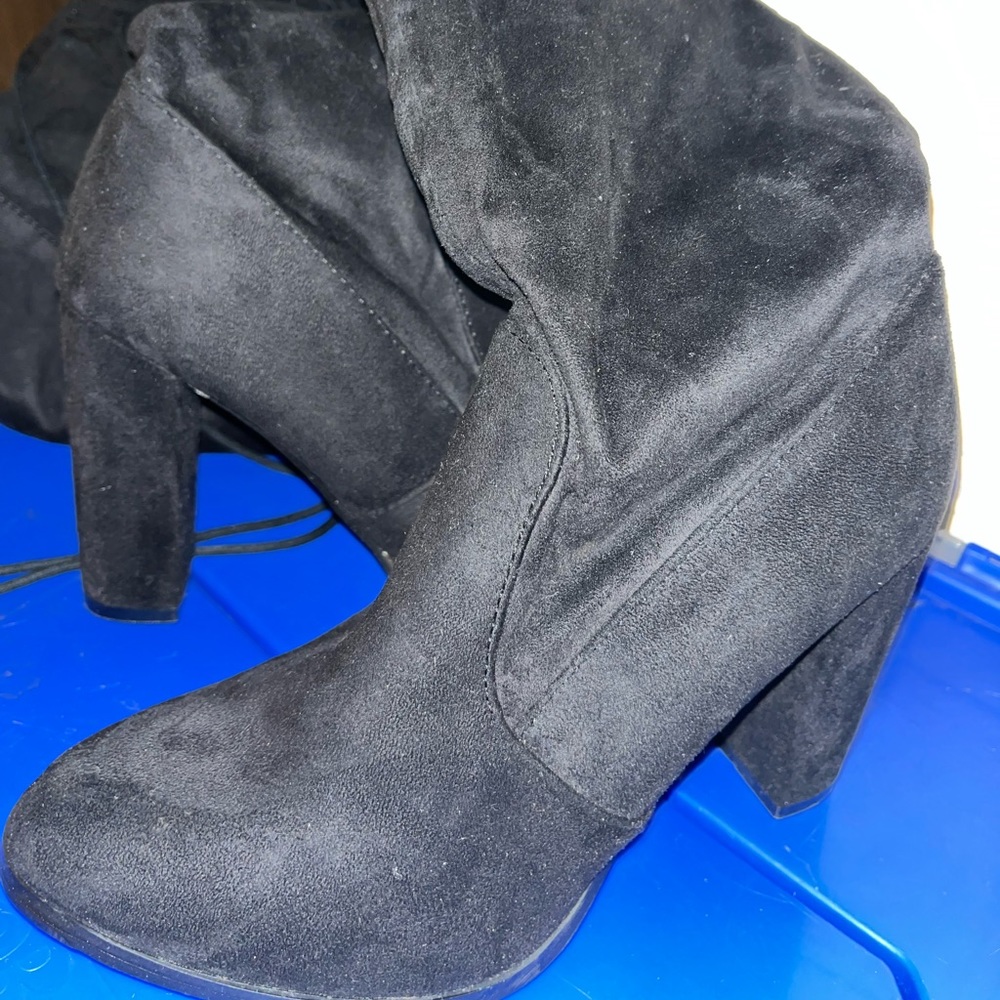 Black knee high booTs